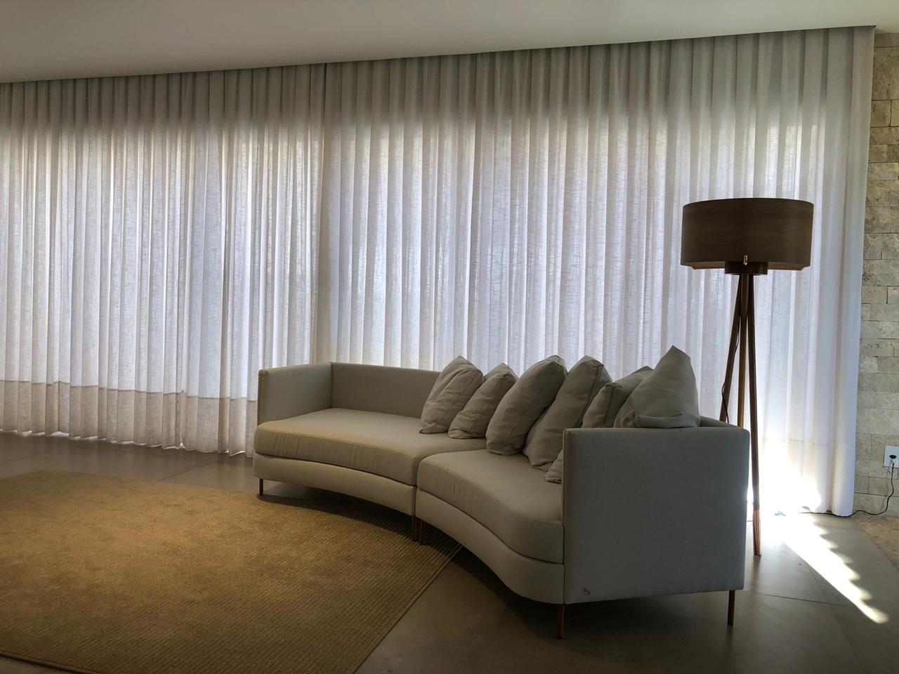 Sala com cortinas e persianas